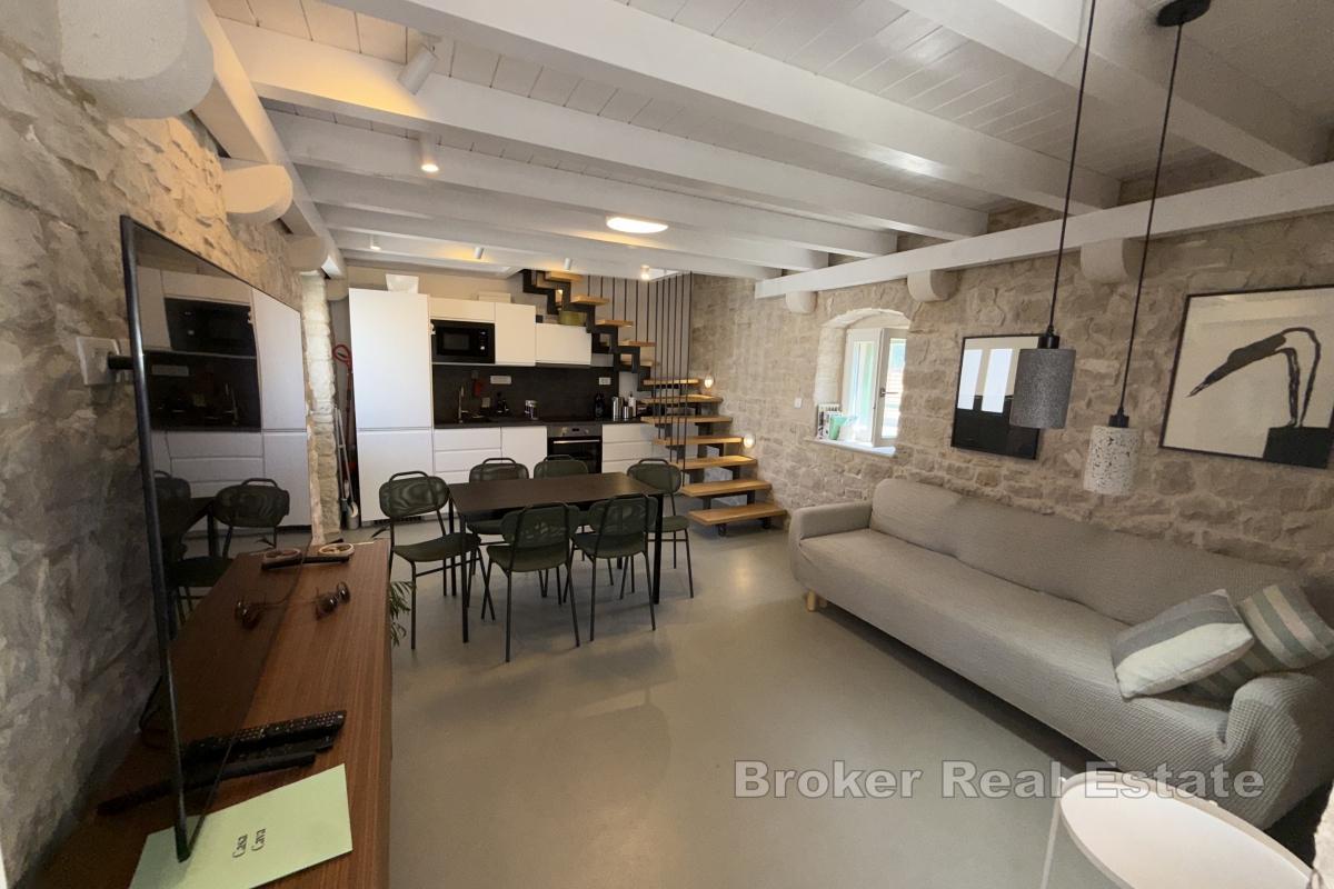 Stenvilla med pool och havsutsikt