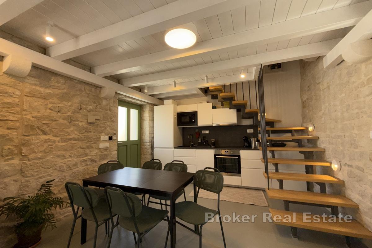 Kamenná vila s bazénem a výhledem na moře