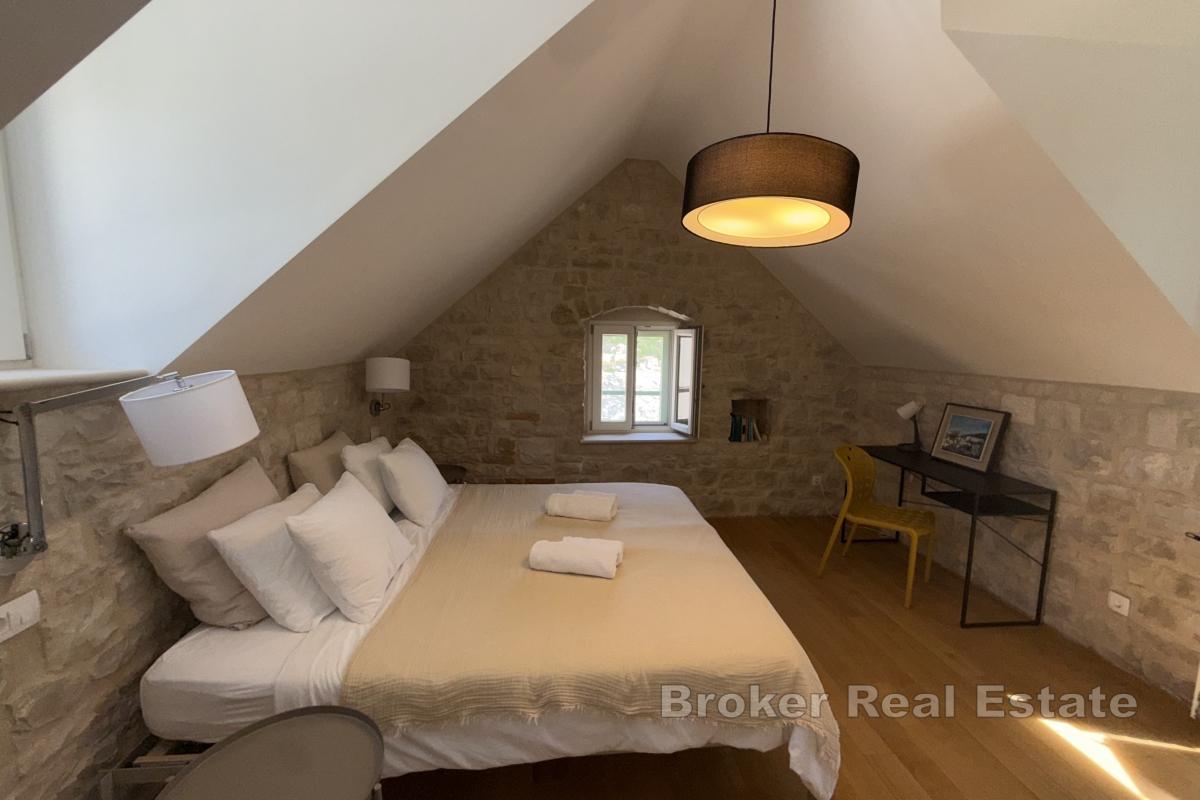 Kamenná vila s bazénem a výhledem na moře