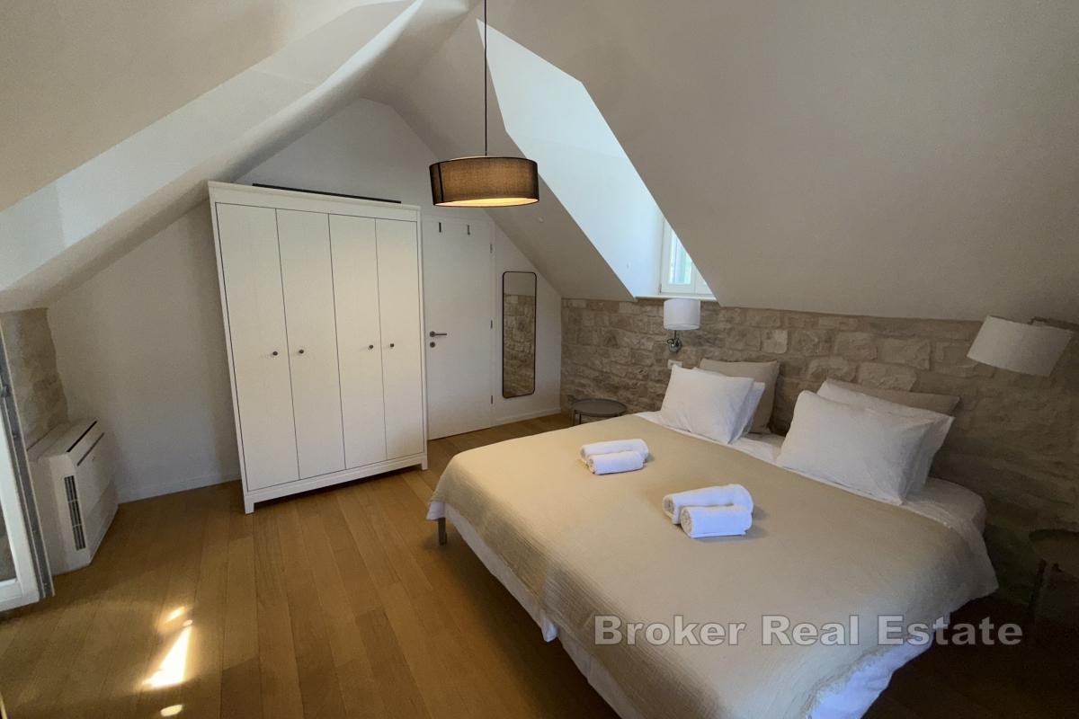 Villa en pierre avec piscine et vue mer