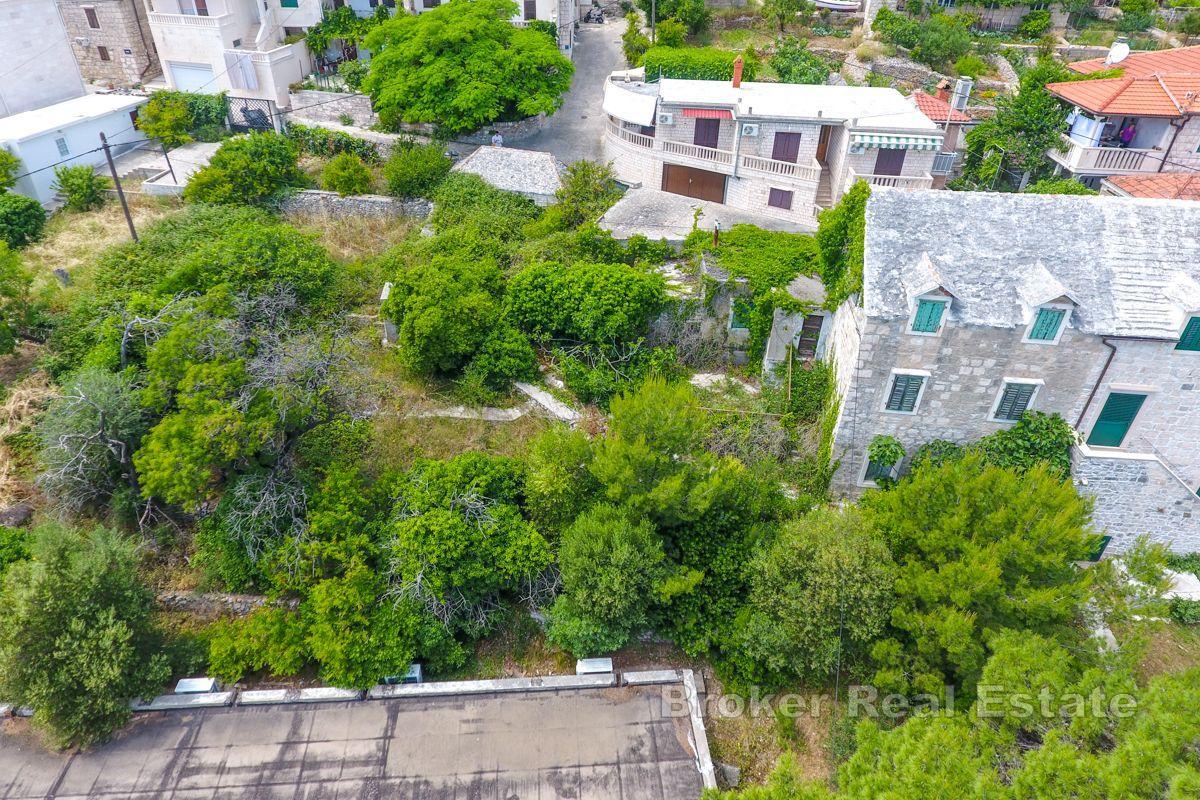 Kamena kuća u prvom redu do mora