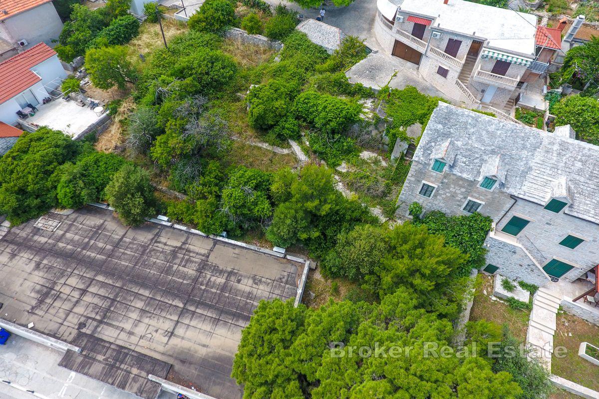 Kamena kuća u prvom redu do mora