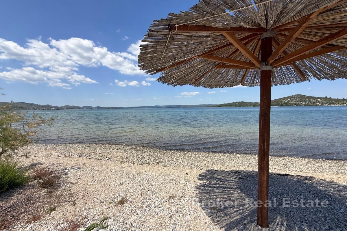 Atraktivno građevinsko zemljište u prvom redu do mora