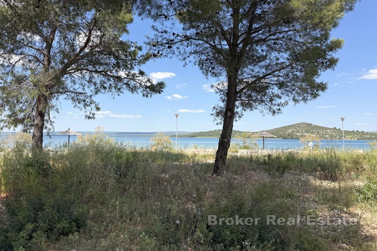 Привлекательный участок земли под застройку в первом ряду от моря