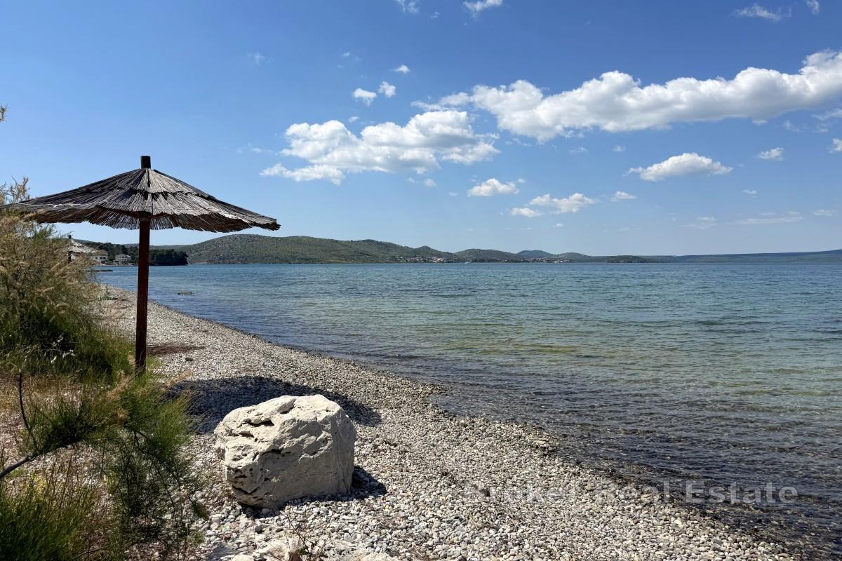 Atraktivno građevinsko zemljište u prvom redu do mora