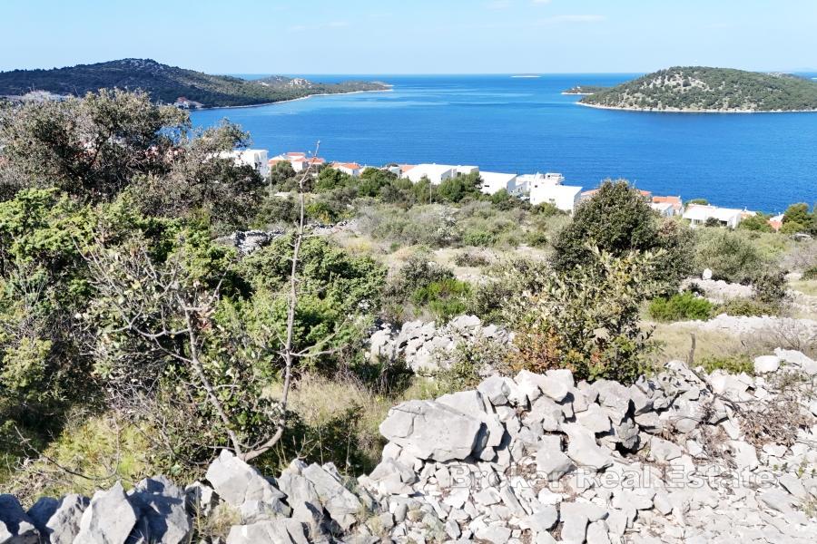 Grand terrain à bâtir avec vue dégagée sur la mer