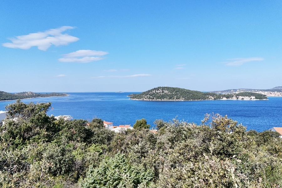 Grand terrain à bâtir avec vue dégagée sur la mer