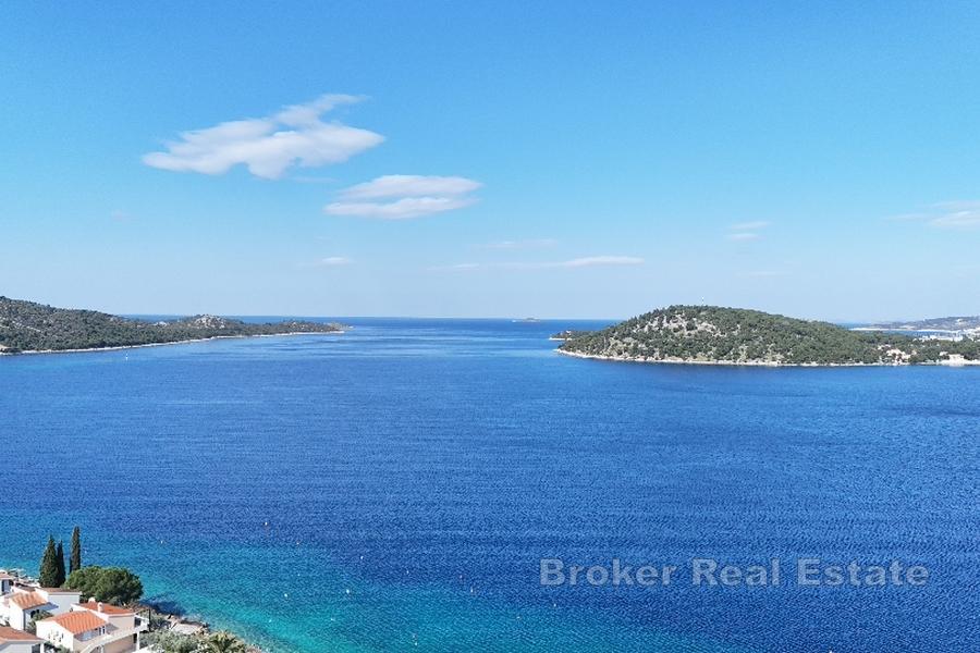 Grand terrain à bâtir avec vue dégagée sur la mer