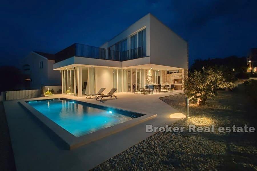 Villa mit Pool in Meeresnähe