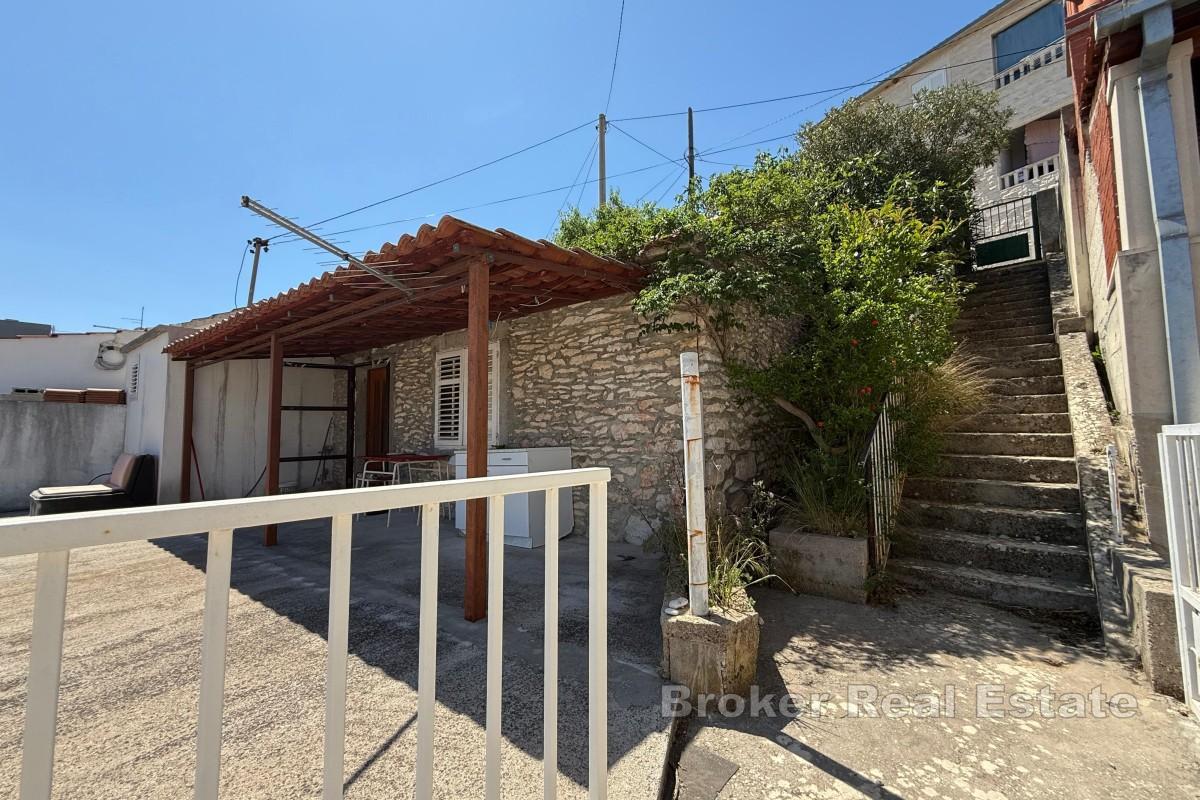 Maison à rénover sur un grand terrain