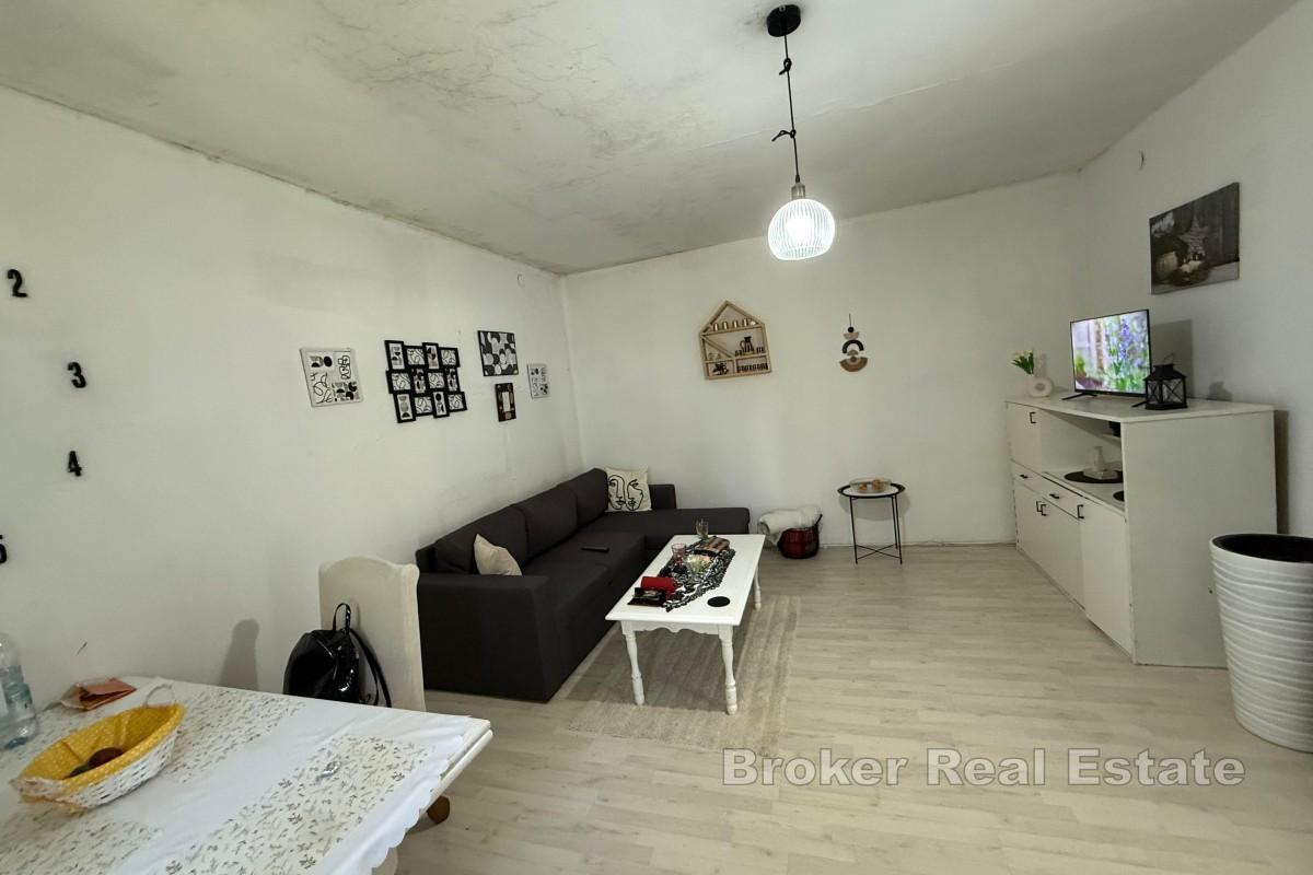 Haus zur Renovierung auf einem großzügigen Grundstück