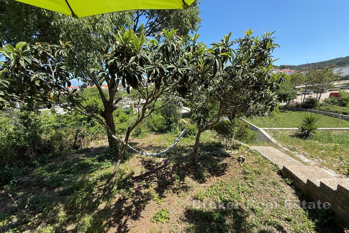 Maison à rénover sur un grand terrain