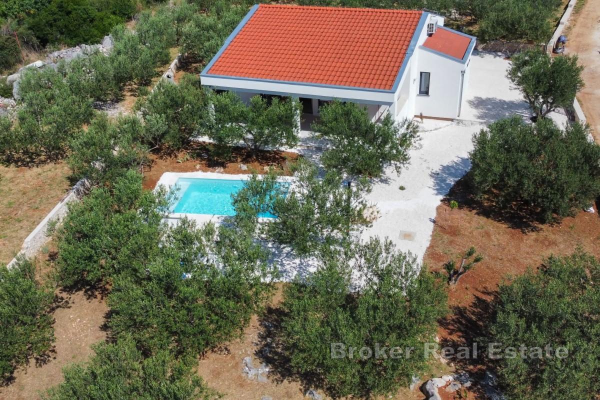 Kuća s bazenom okružena prekrasnim vrtom