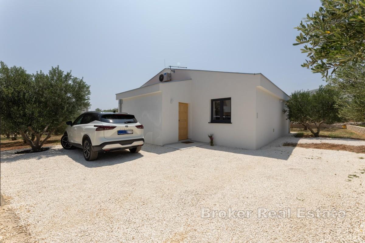 Kuća s bazenom okružena prekrasnim vrtom