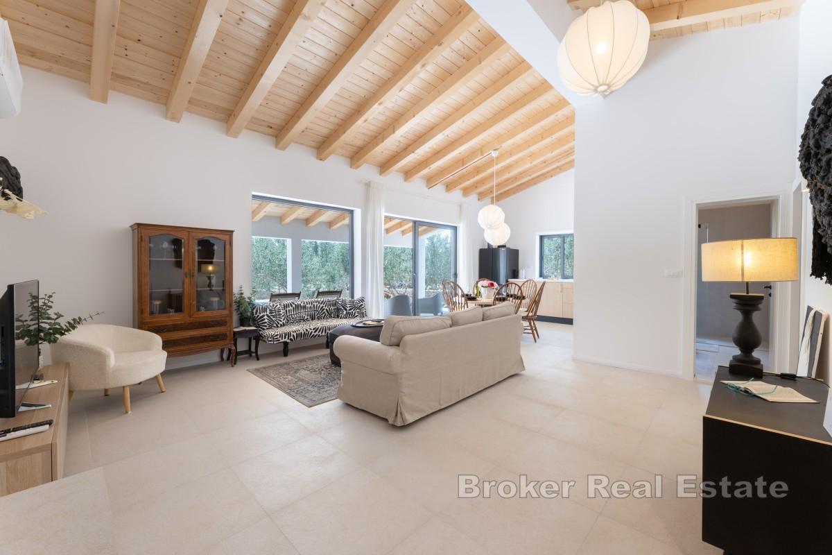 Kuća s bazenom okružena prekrasnim vrtom