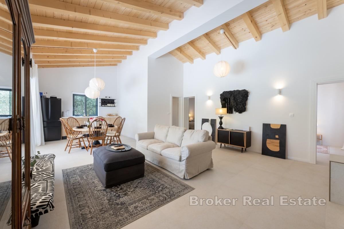 Kuća s bazenom okružena prekrasnim vrtom