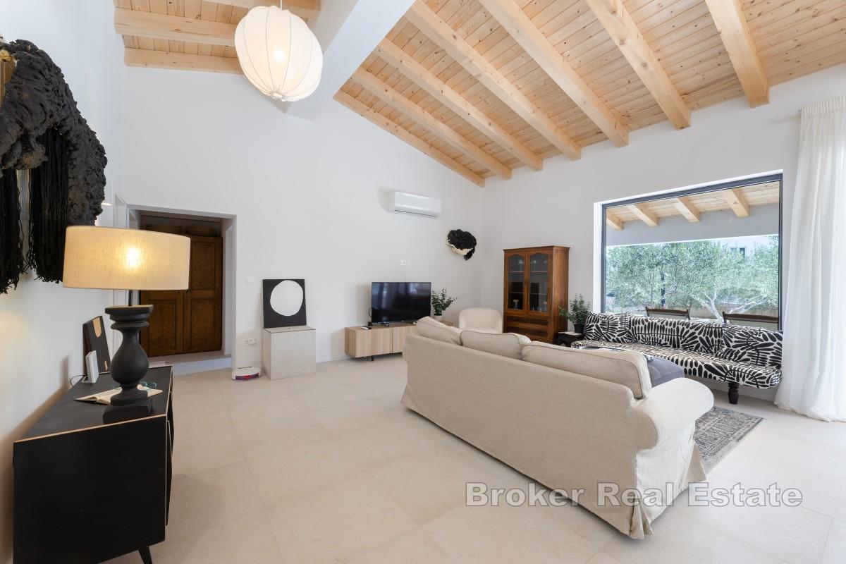 Kuća s bazenom okružena prekrasnim vrtom