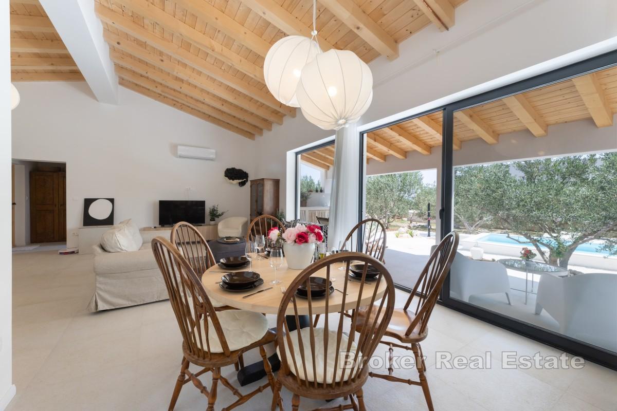 Dom z basenem otoczony pięknym ogrodem