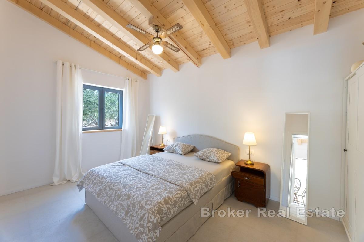 Kuća s bazenom okružena prekrasnim vrtom