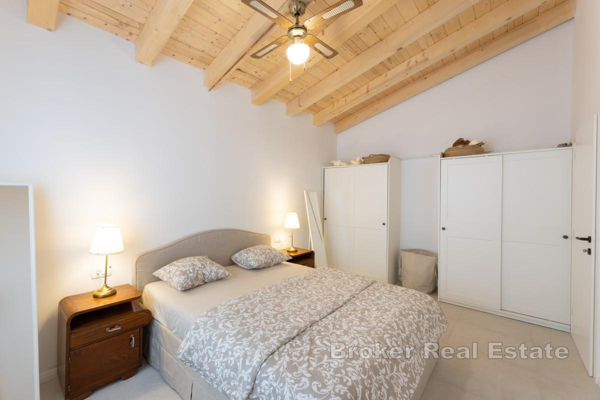 Kuća s bazenom okružena prekrasnim vrtom