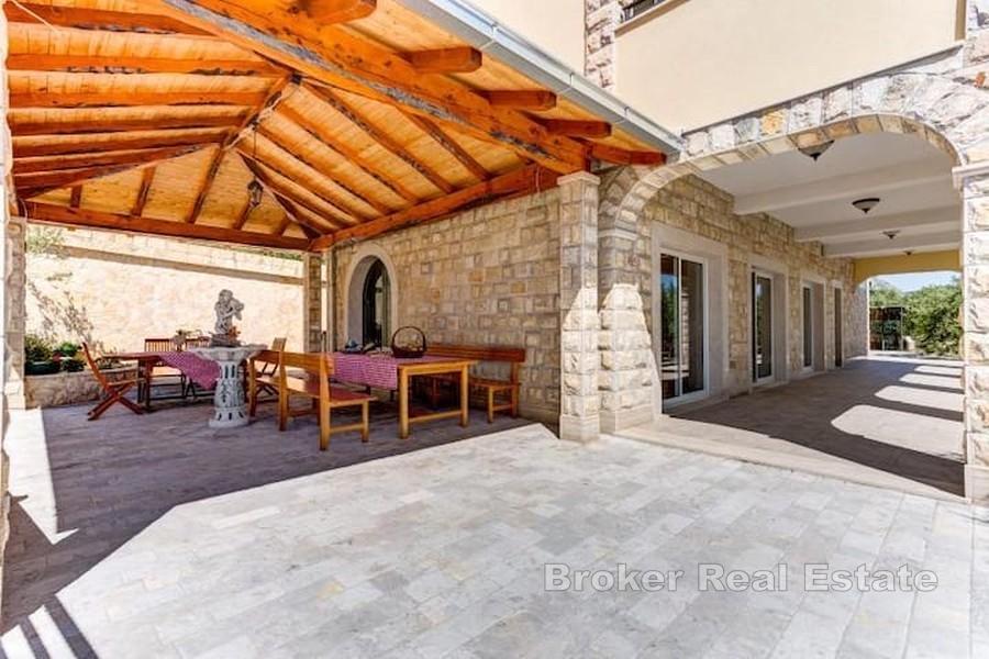 Вилла с бассейном и видом на море