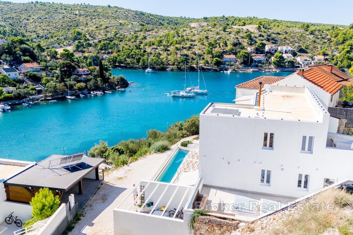 Nybygd villa med basseng og åpen havutsikt