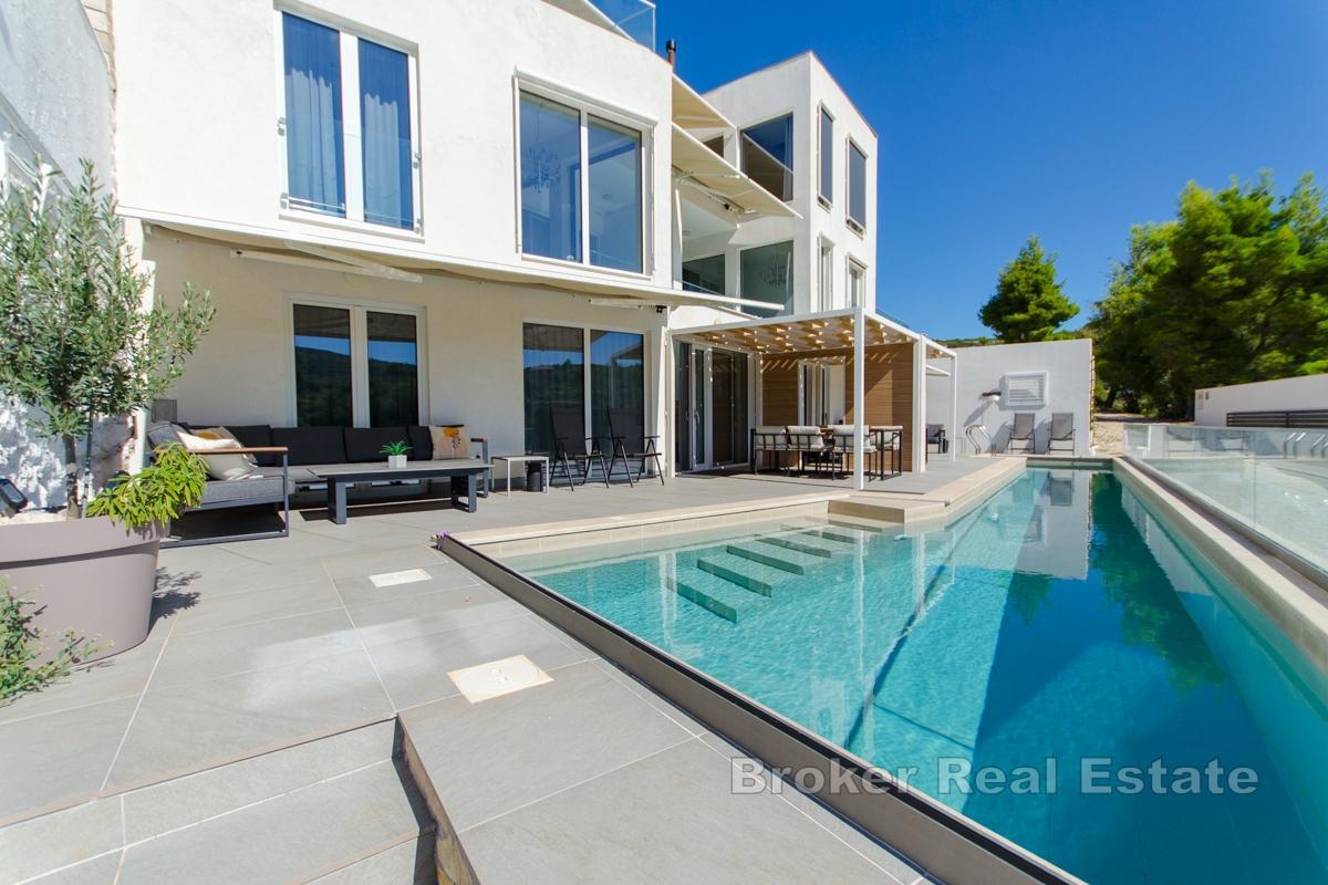 Villa neuve avec piscine et vue dégagée sur la mer