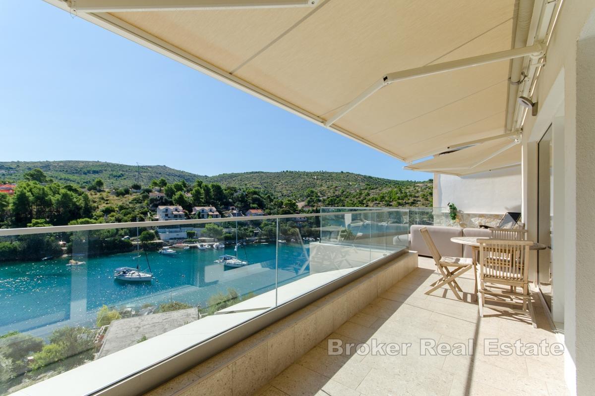 Villa neuve avec piscine et vue dégagée sur la mer