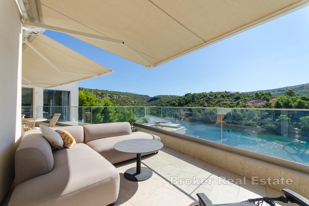 Nybygd villa med basseng og åpen havutsikt