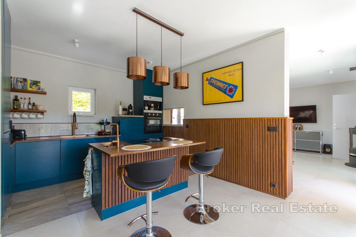 Nybygd villa med basseng og åpen havutsikt