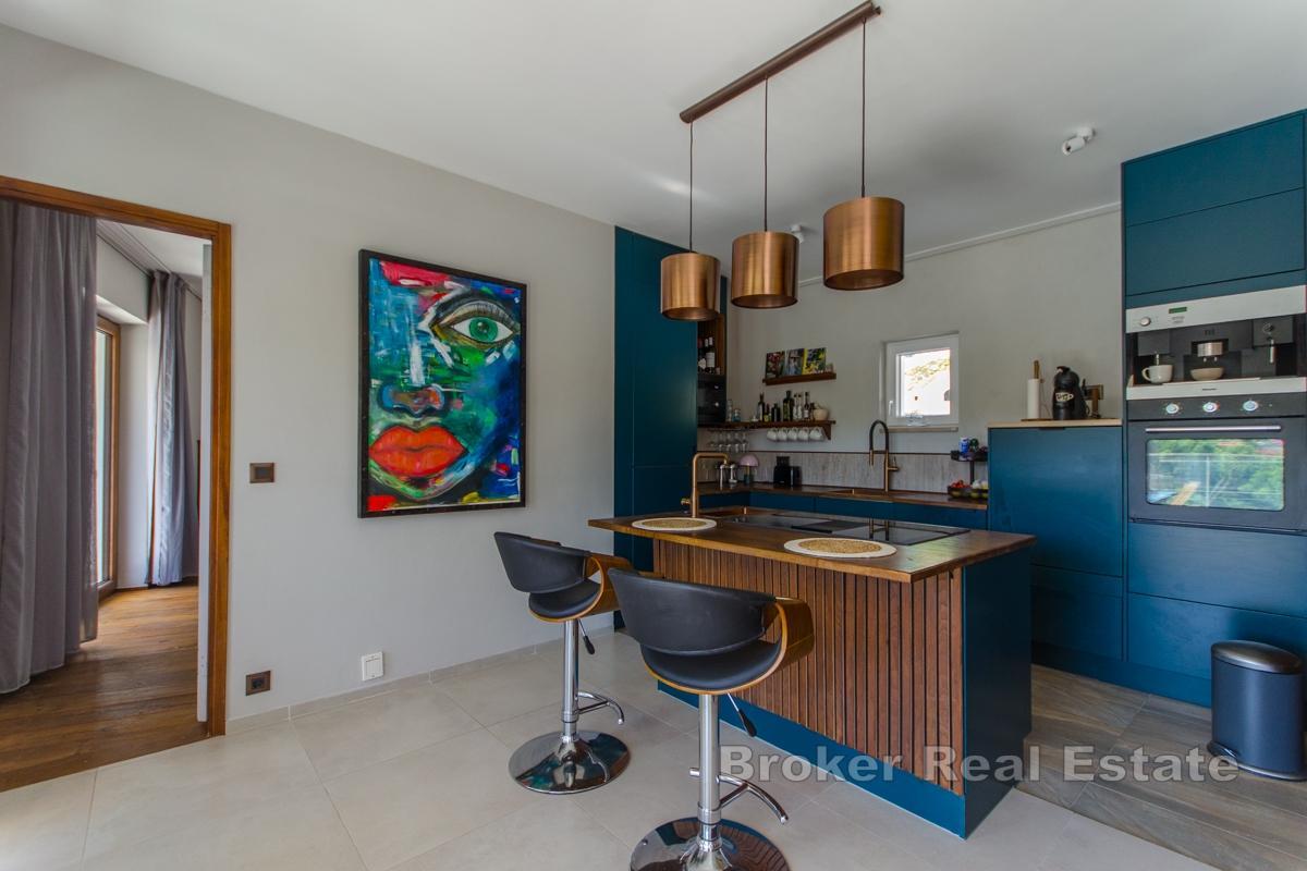 Neu gebaute Villa mit Pool und offenem Meerblick