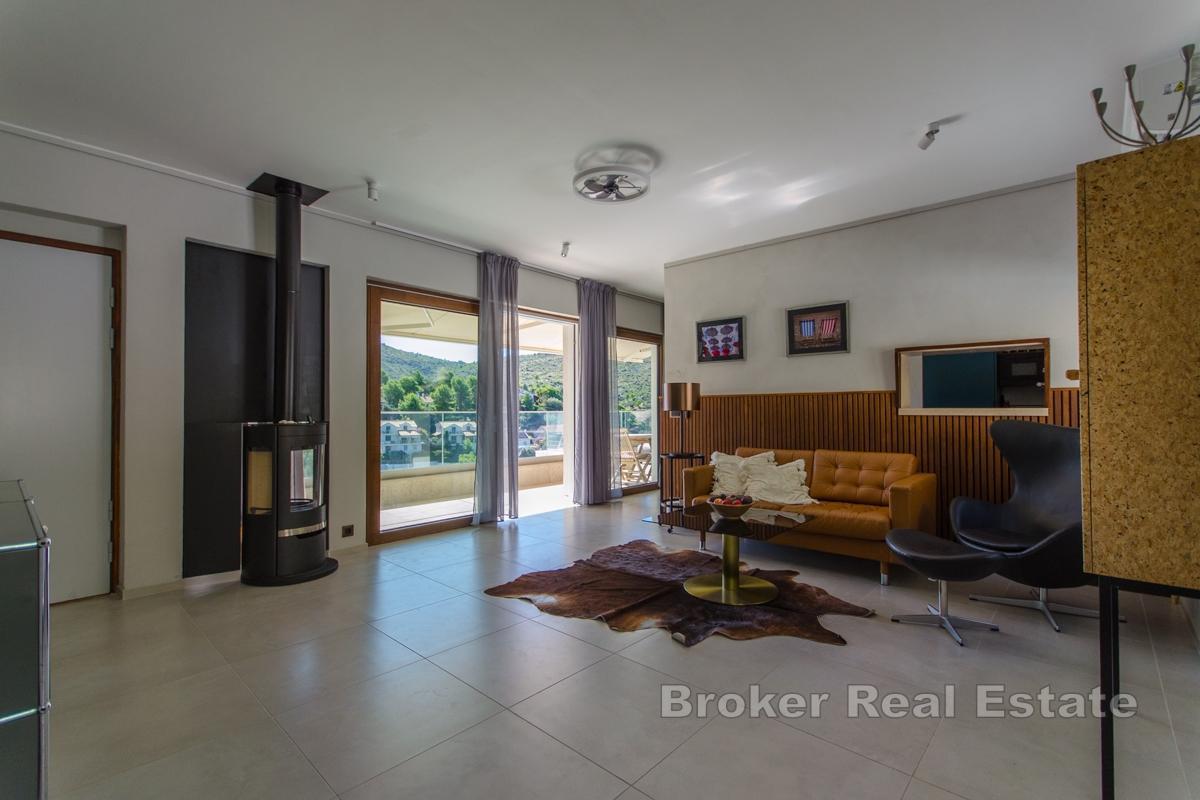 Neu gebaute Villa mit Pool und offenem Meerblick