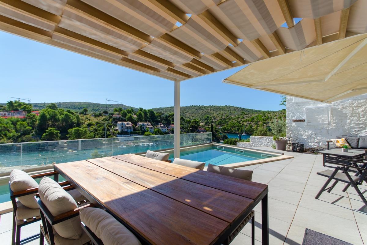 Villa di nuova costruzione con piscina e vista sul mare aperto