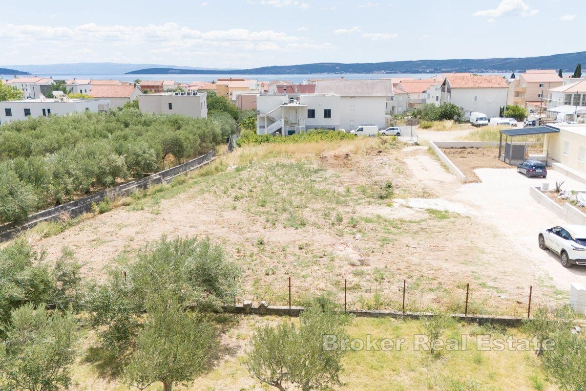 Przestronna działka z pozwoleniem na budowę