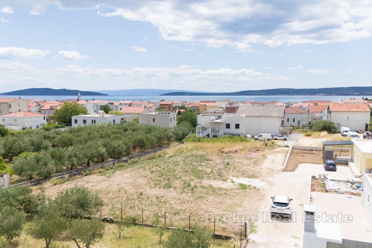 Przestronna działka z pozwoleniem na budowę