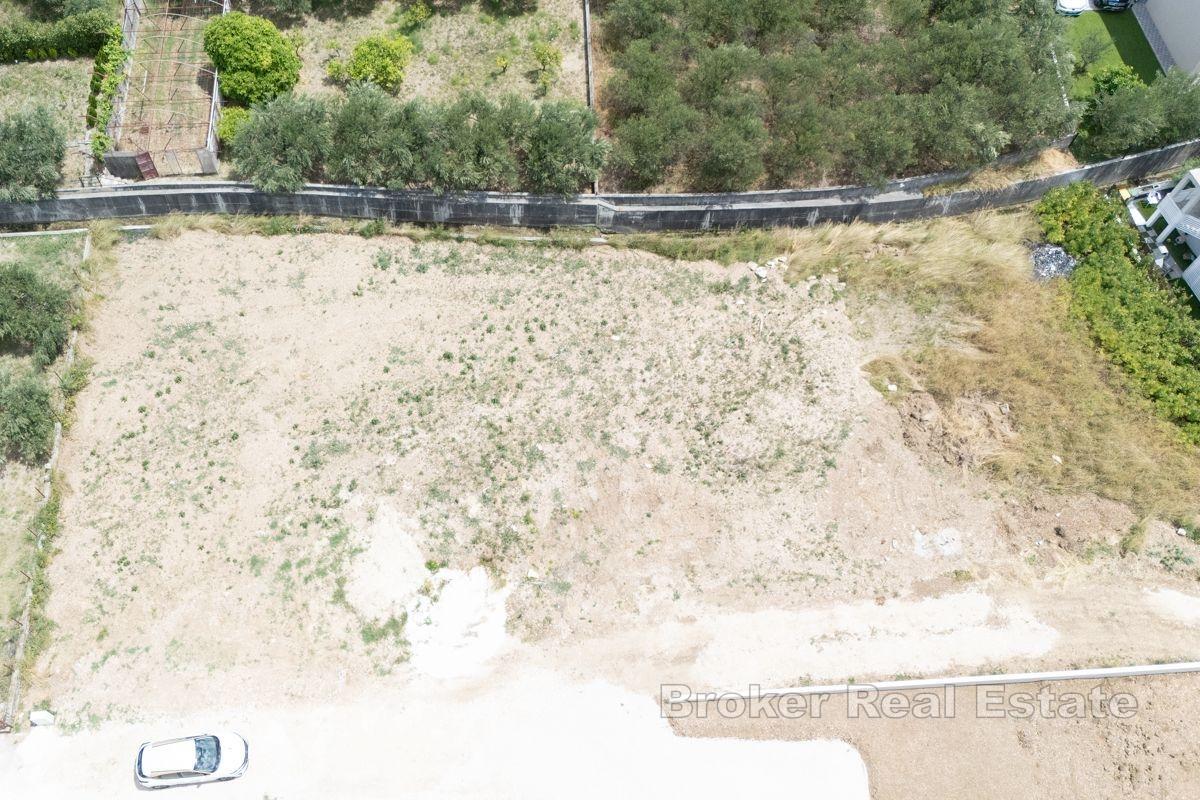 Просторный участок с разрешением на строительство