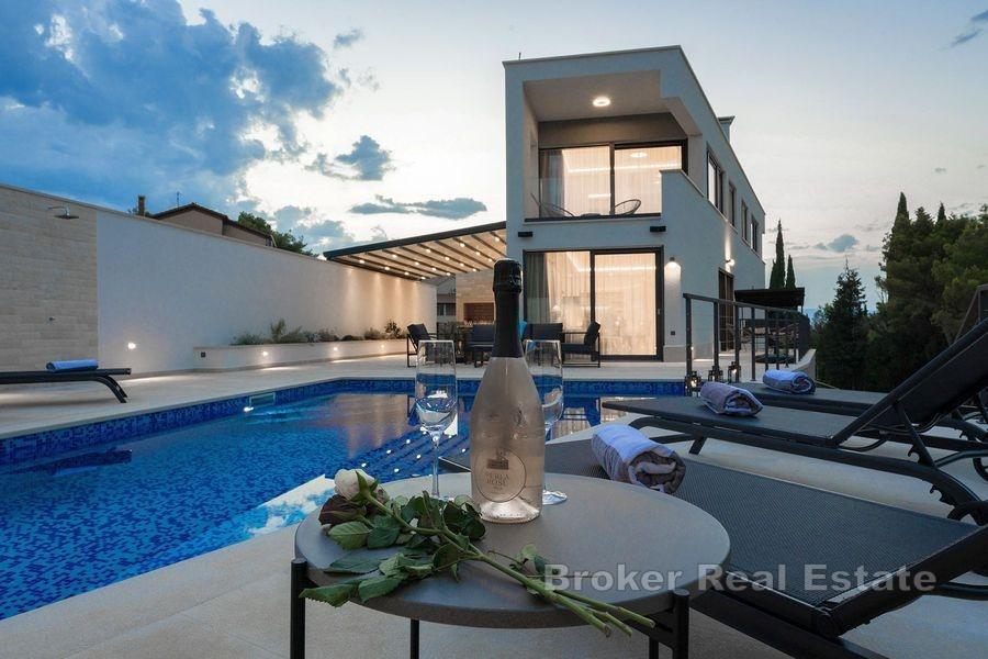 Villa moderna con piscina