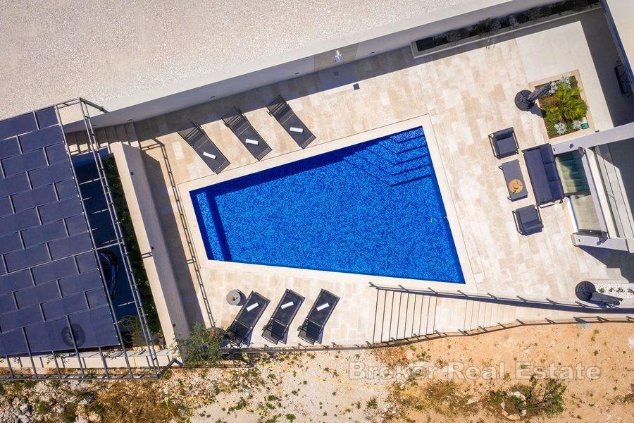 Villa moderna con piscina