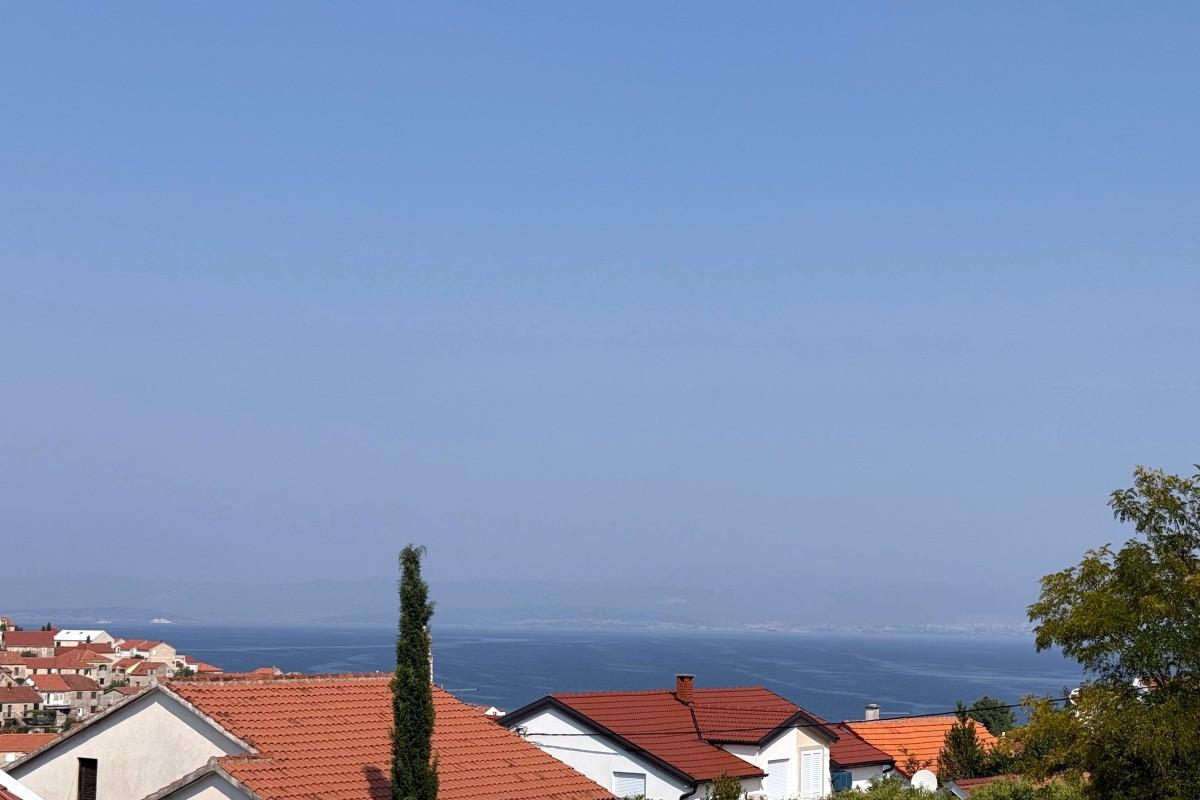 Apartment mit großzügigem Garten und Meerblick
