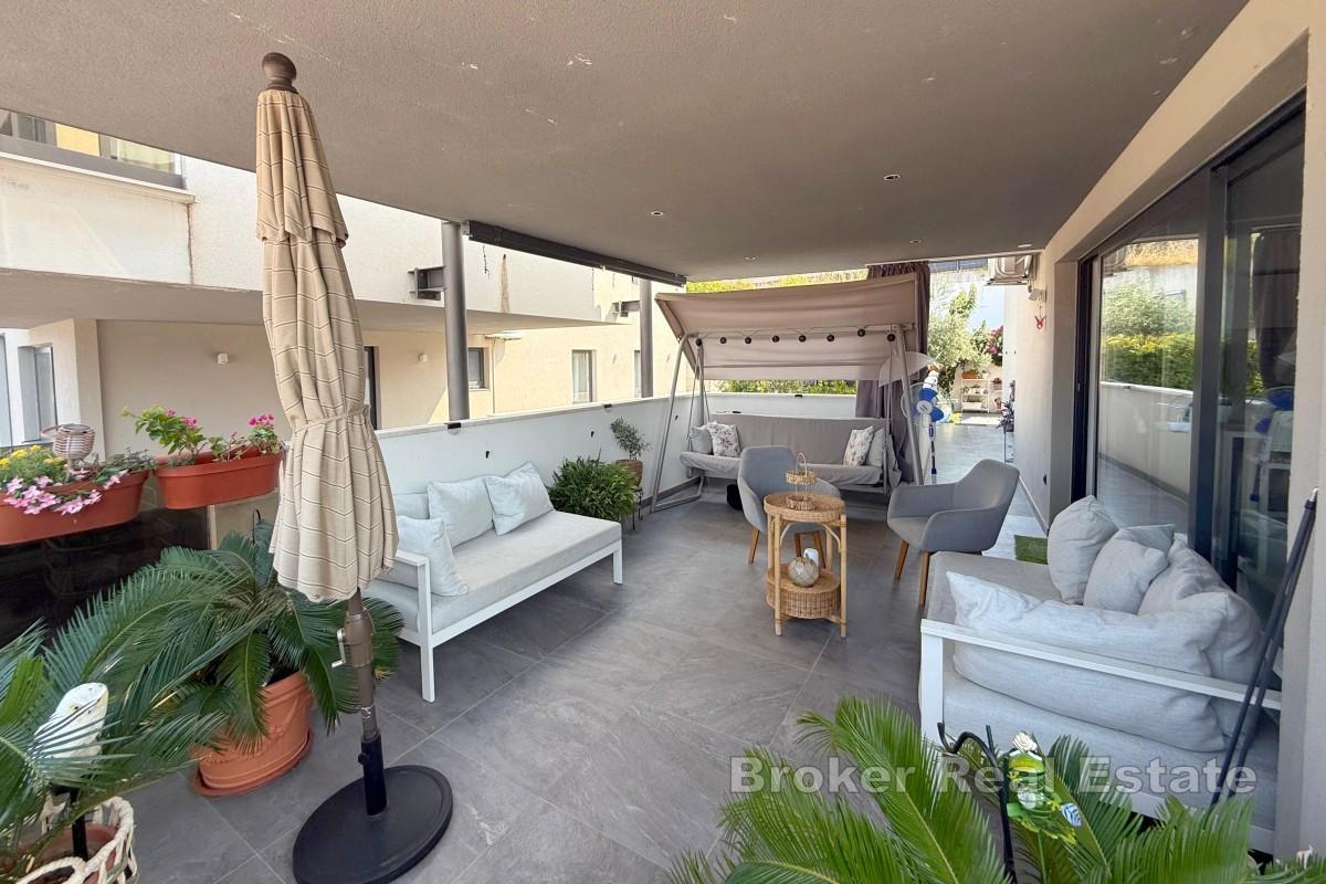 Apartment mit großzügigem Garten und Meerblick