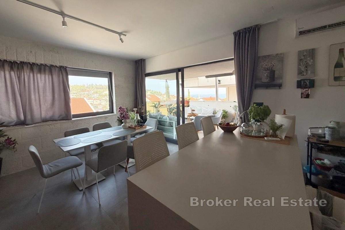 Apartment mit großzügigem Garten und Meerblick