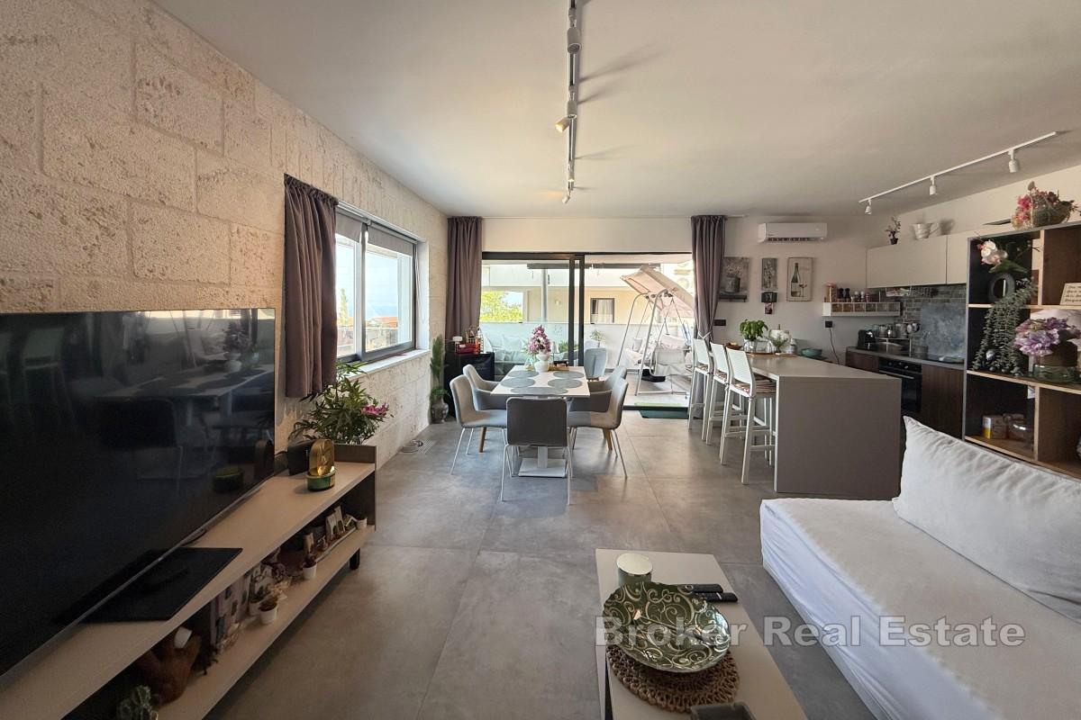 Apartment mit großzügigem Garten und Meerblick
