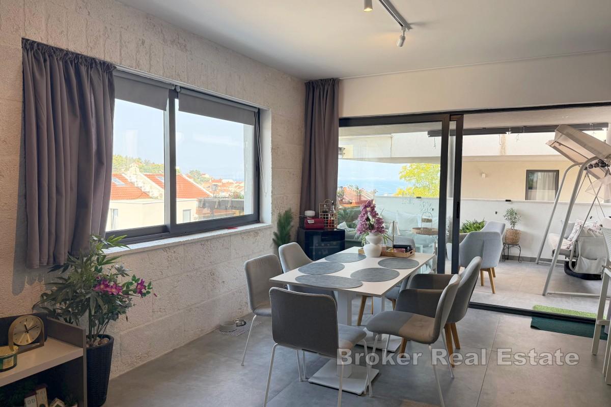 Apartment mit großzügigem Garten und Meerblick