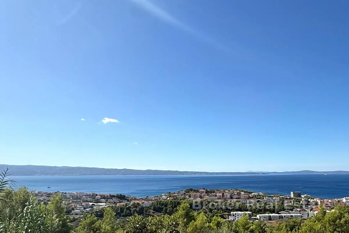 Byggtomt med panoramautsikt över havet