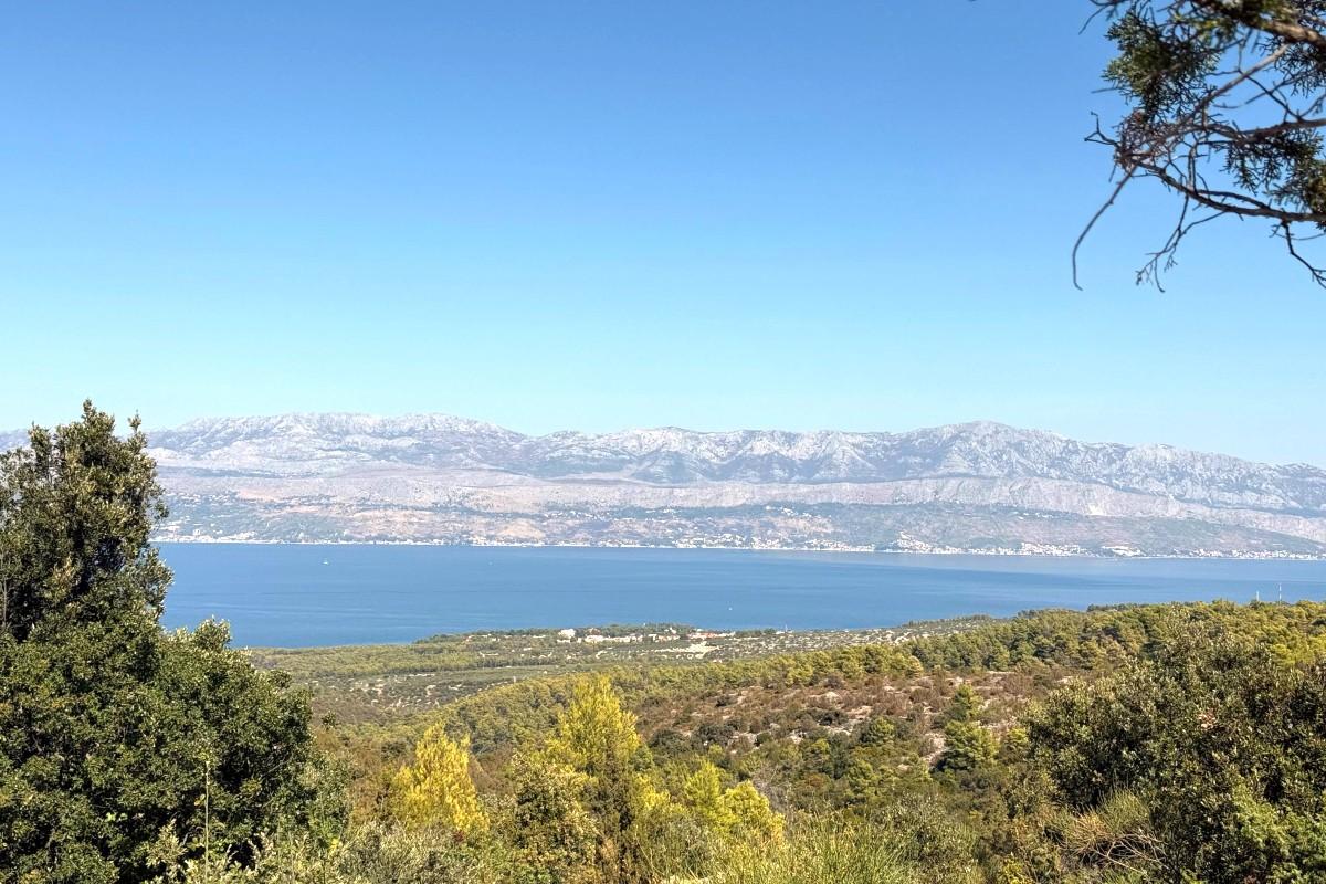 Großzügiges Grundstück mit freiem Blick auf das Meer und die Stadt Split