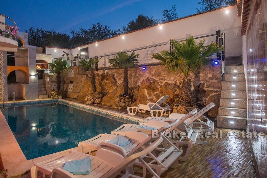 Apartmanska kuća s bazenom