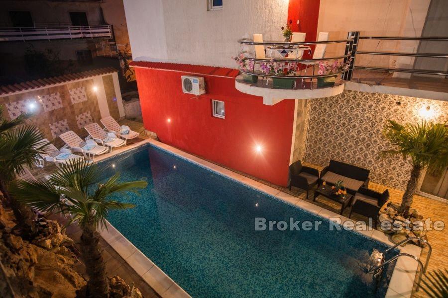 Dom z apartamentami z basenem