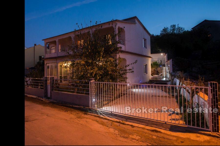 Dom z apartamentami z basenem