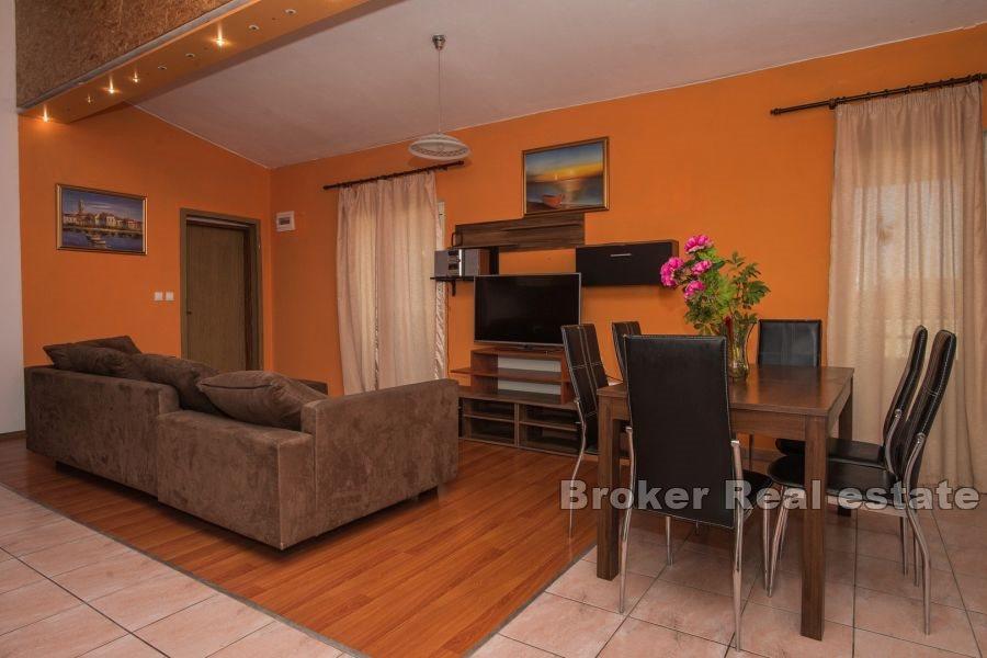 Dom z apartamentami z basenem