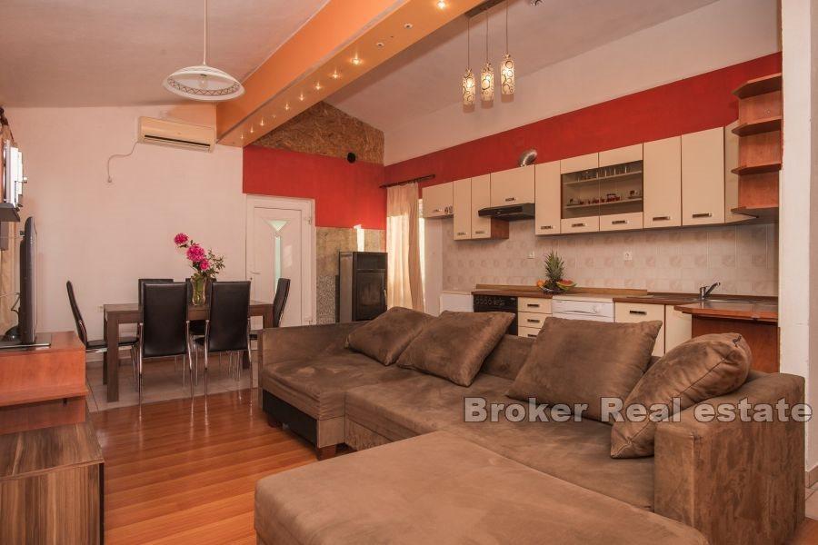 Dom z apartamentami z basenem